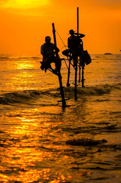 A hagyományos halászok napnyugtakor a Srí Lanka-i sziluettek — Stock Fotó