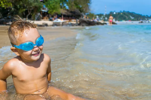 Speelse jongen in blauw zwemmen bril — Stockfoto