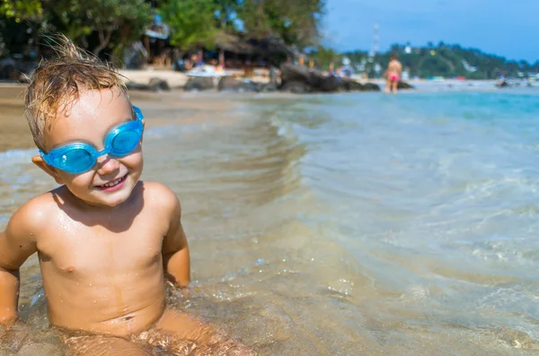 Zabawy chłopiec w niebieskim pływania okulary — Zdjęcie stockowe