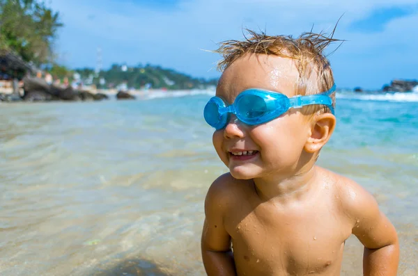 Rapaz brincalhão em óculos de natação azuis — Fotografia de Stock