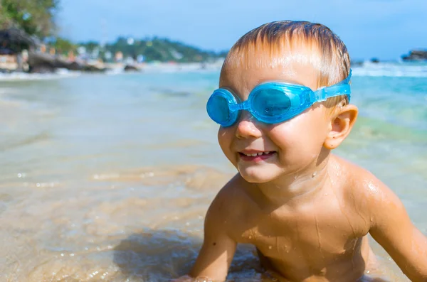 Speelse jongen in zwemmen bril — Stockfoto