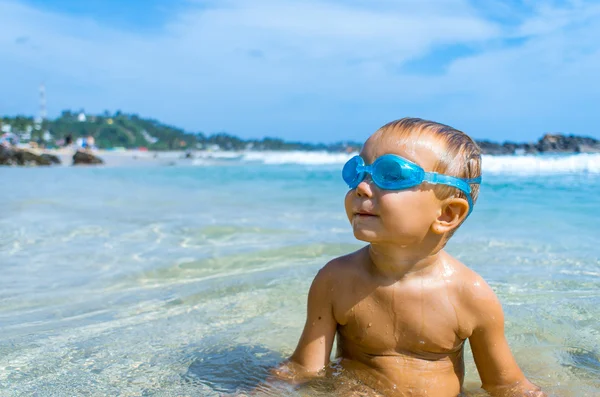 Rapaz brincalhão em óculos de natação — Fotografia de Stock