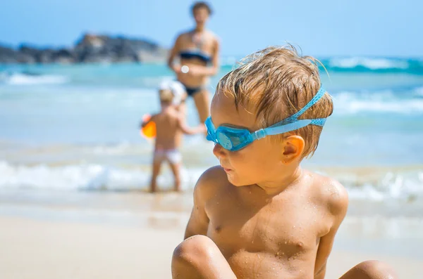 Verspielter Junge mit Schwimmbrille — Stockfoto