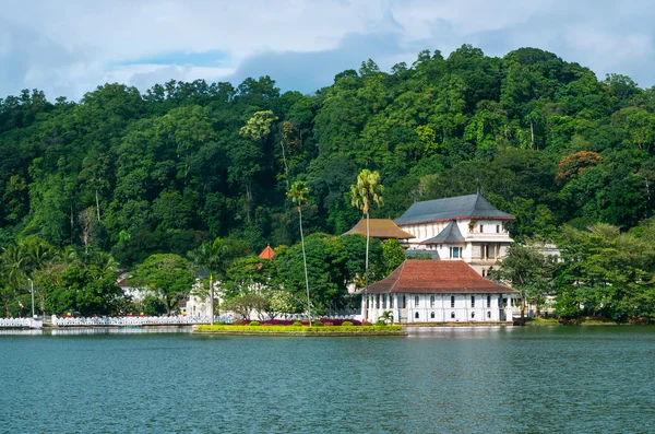 Kandy uitzicht op de stad en de tempel van de Heilige tand relikwie — Stockfoto