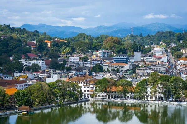 Kandy uitzicht op de stad en de tempel van de Heilige tand relikwie — Stockfoto