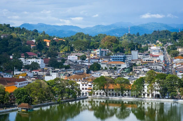 Θέα στην πόλη Kandy και ναός του το δόντι ιερό λείψανο — Φωτογραφία Αρχείου