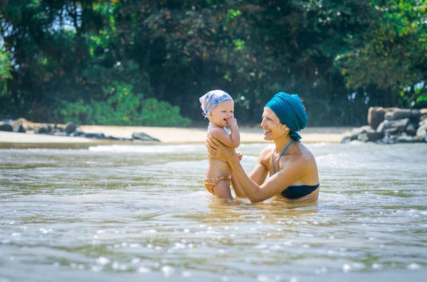 母と子のビーチ — ストック写真