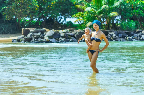 Mor och barn på stranden — Stockfoto