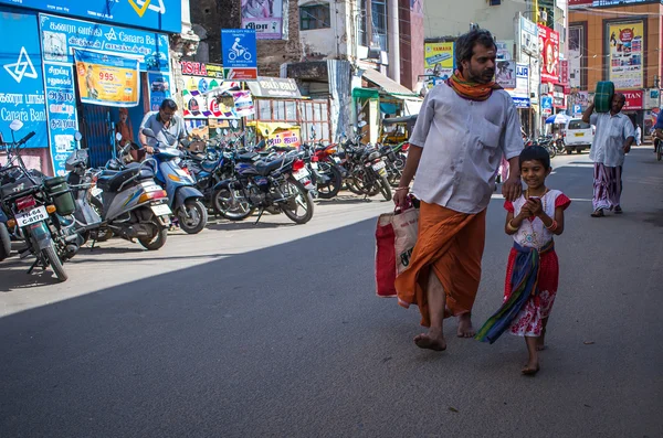 Az emberek a városi utca madurai, tamil nadu, india. — Stock Fotó