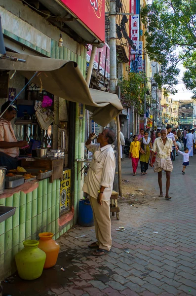 Mensen op de straat in madurai, tamil nadu, india stad. — Stockfoto