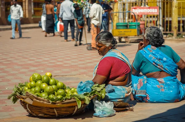 Az emberek a városi utca madurai, tamil nadu, india. — Stock Fotó