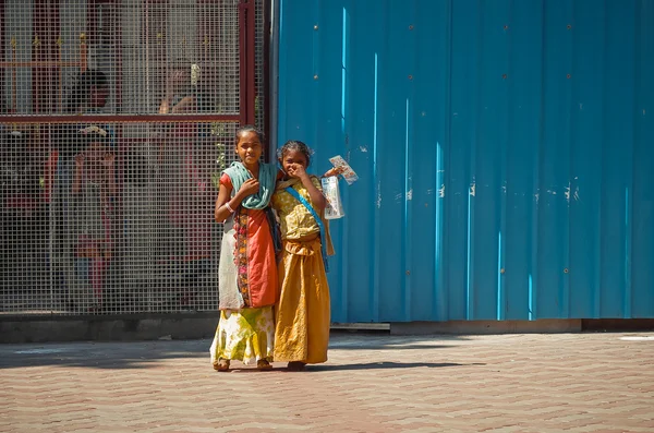 Pessoas na rua da cidade em Madurai, Tamil Nadu, Índia . — Fotografia de Stock