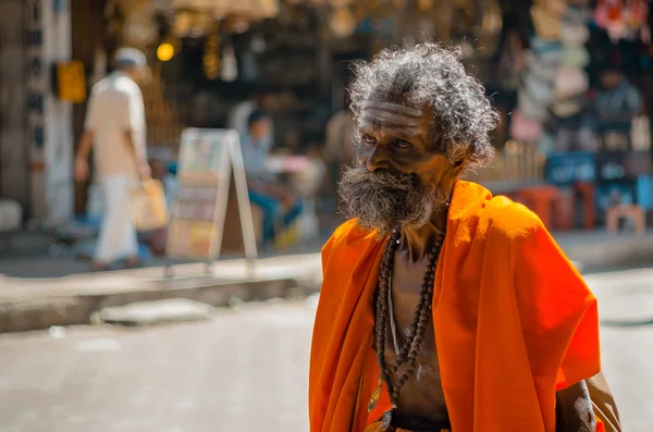 Personas en la calle de la ciudad en Madurai, Tamil Nadu, India . — Foto de Stock