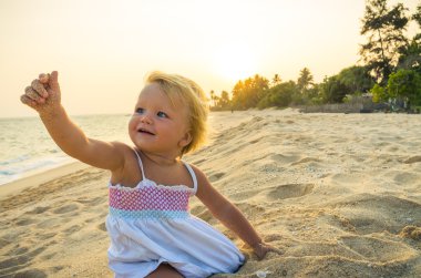 mutlu kız sahilde şafak vaktinde