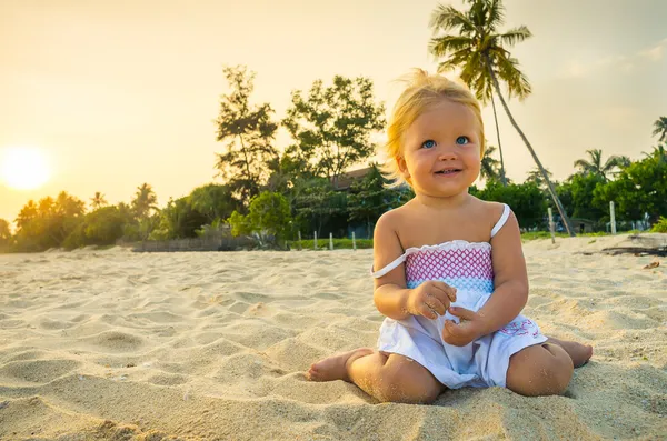 Glad tjej på stranden vid gryningen tiden — Stockfoto