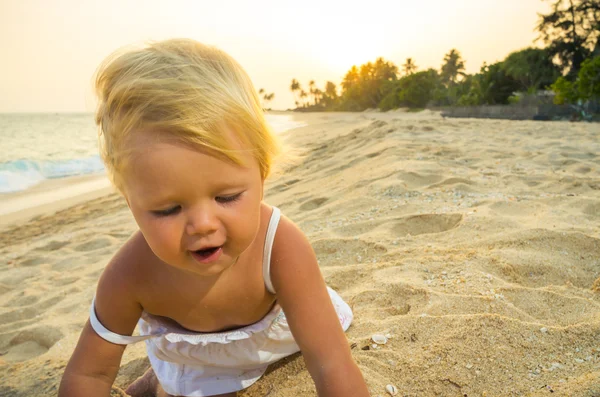 Chica feliz en la playa en el amanecer — Foto de Stock