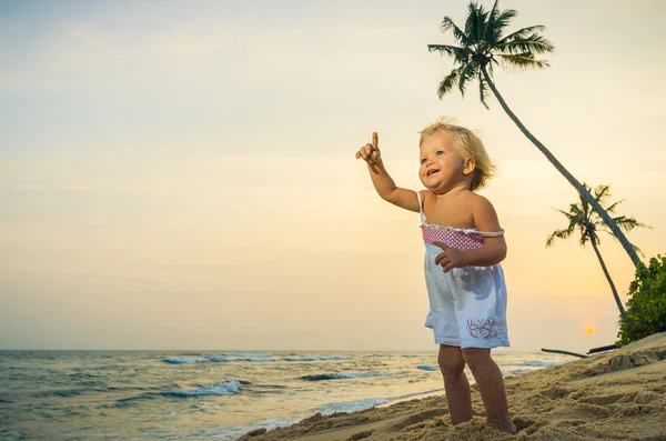 Glad tjej på stranden vid gryningen tiden — Stockfoto