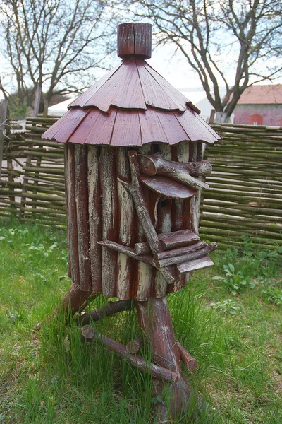 Cabana de madeira em um toco de madeira — Fotografia de Stock