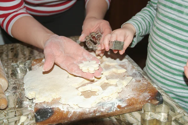 Hands of mother and daughter mold cookie dough. — Stock Photo, Image