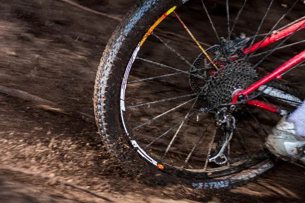 Ruota posteriore rossa mountain bike — Foto Stock