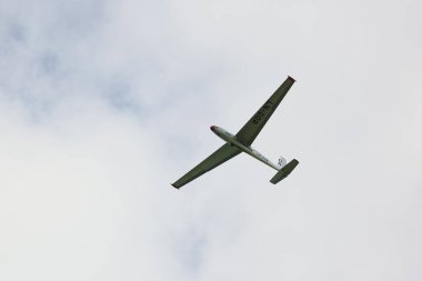 Bir spor planörü, hava akımlarını kullanarak gökyüzünde süzülür.