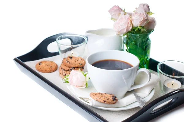 Desayuno, café y galletas en una bandeja — Foto de Stock