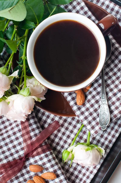 Caffè e rose su un vassoio — Foto Stock