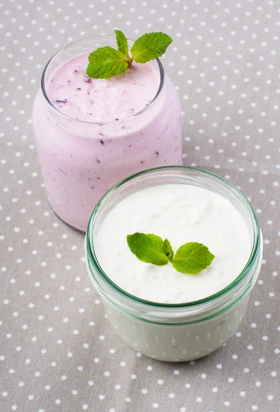 Two jars of yogurt cream — Stock Photo, Image