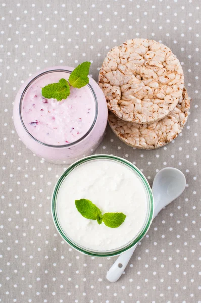 Dvě sklenice jogurtu smetany — Stock fotografie