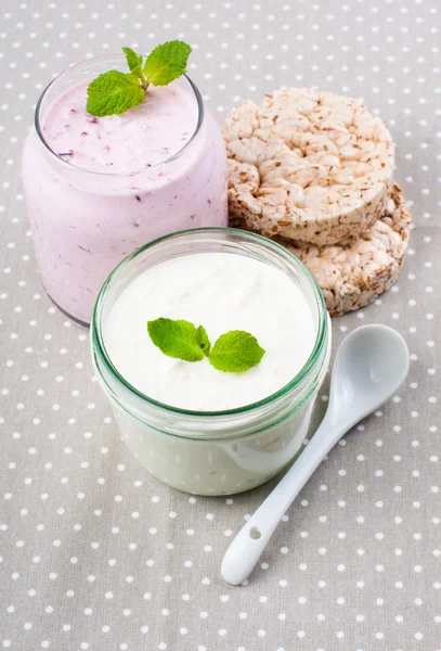 Due barattoli di crema allo yogurt — Foto Stock