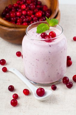 yoğurt ve meyve tatlı krema