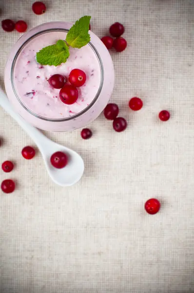 Yoghurt en bessen dessert crème — Stockfoto