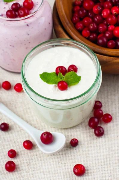 Yoghurt en bessen dessert crème — Stockfoto