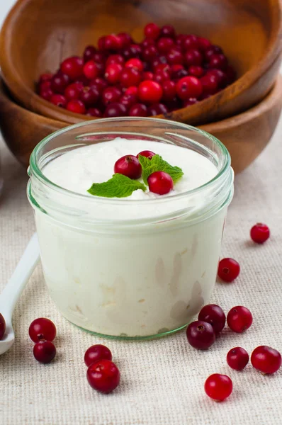 Yoghurt en bessen dessert crème — Stockfoto