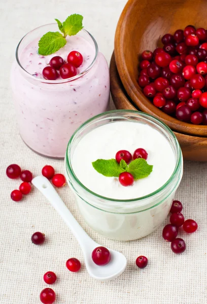 Två burkar av berry dessert grädde — Stockfoto