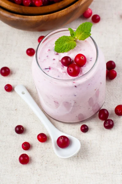 Yoghurt och bär efterrätt grädde — Stockfoto