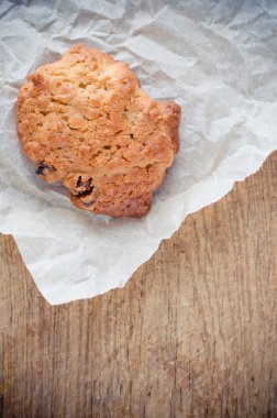 Bisküvi buruşuk kağıt üzerinde