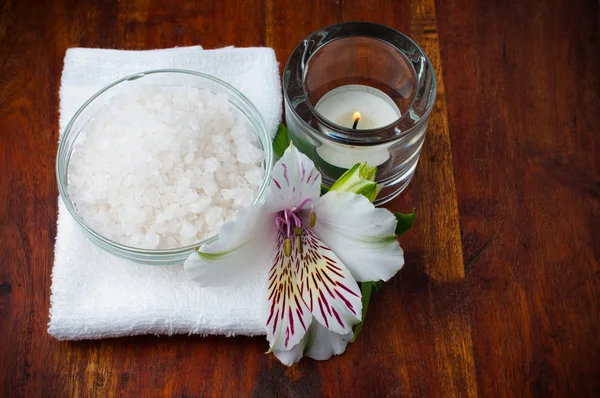 白いタオル、芳香塩と花 — ストック写真