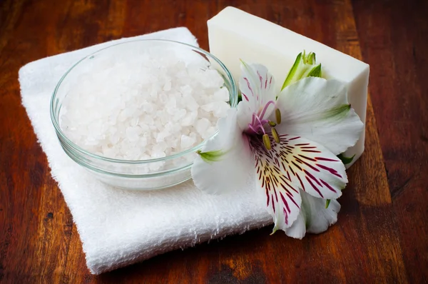 White towel, aromatic salt and flower — Stock Photo, Image