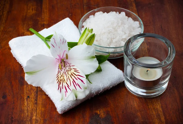 White towel, aromatic salt and flower — Stock Photo, Image