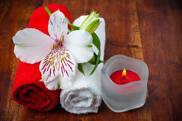 Röda och vita handdukar, aromatiska salt och blomma — Stockfoto