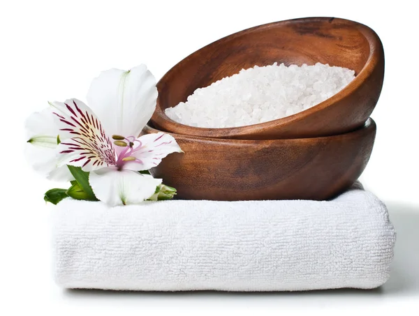 Ressourcer til spa, hvidt håndklæde, aromatisk salt og Alstroemeria - Stock-foto