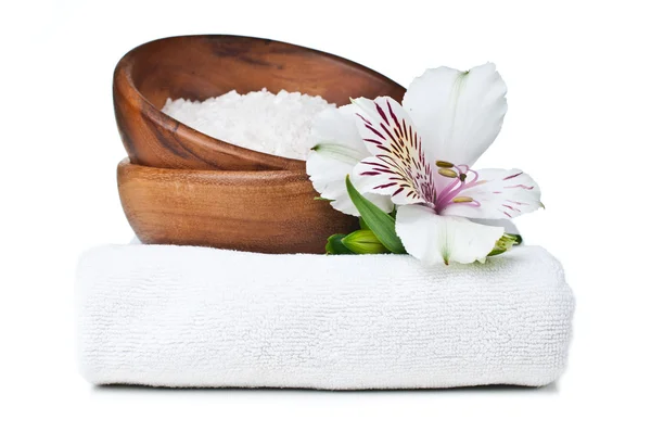 Ressourcer til spa, hvidt håndklæde, aromatisk salt og Alstroemeria - Stock-foto