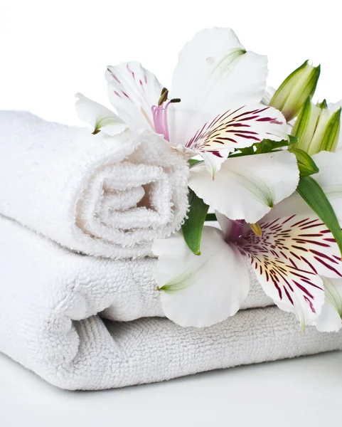 Risorse per spa, asciugamano bianco e fiori — Foto Stock