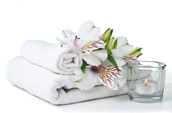 Resurser för spa, vit handduk, ljus och blomma — Stockfoto