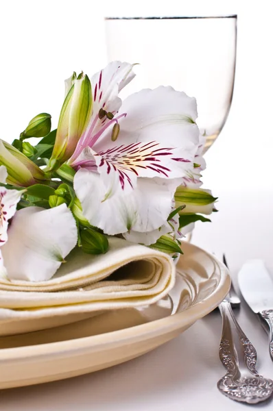 Ajuste de mesa con flores de alstroemeria blanca — Foto de Stock