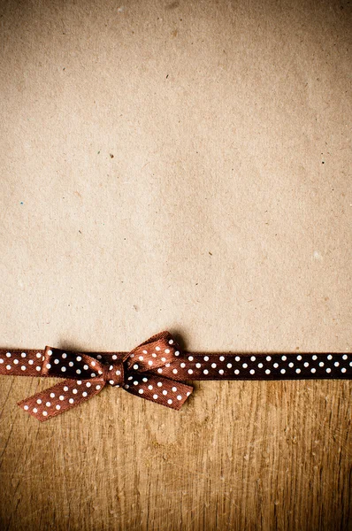 茶色のリボンとクラフトの紙の背景 — ストック写真
