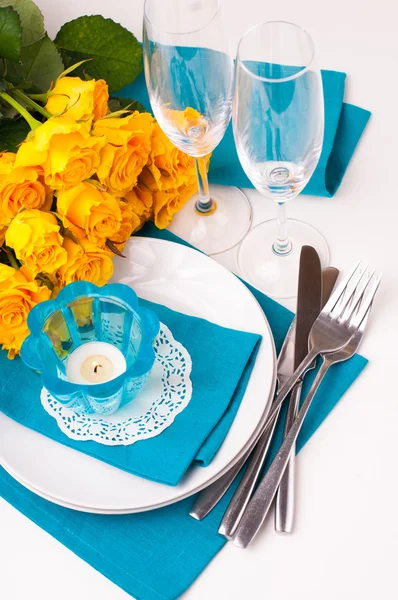 Table setting with yellow roses — Stock Photo, Image