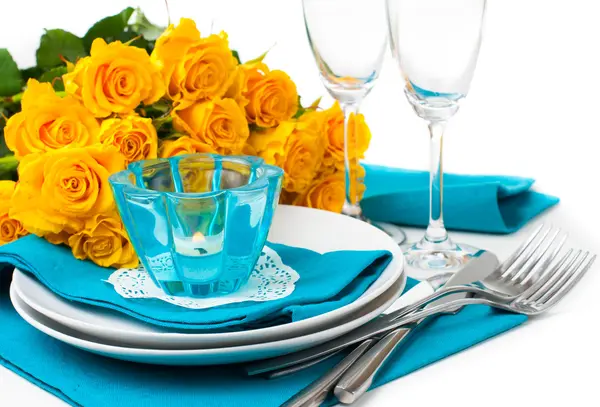 Сервировка стола с желтыми розами — стоковое фото