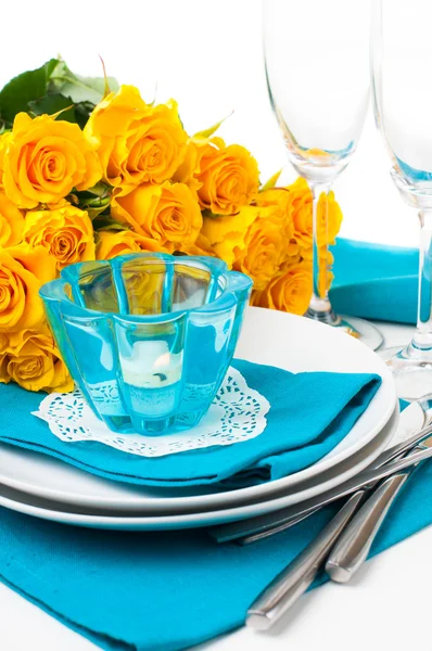 Configuração de mesa com rosas amarelas — Fotografia de Stock